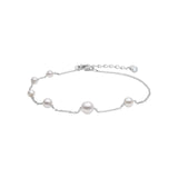Filigranes Damenarmband aus 925 Sterling Silber mit feiner Kette, mehreren weißen Süßwasserperlen und kleinem Zirkonia-Anhänger, ideal für stilbewusste Frauen.