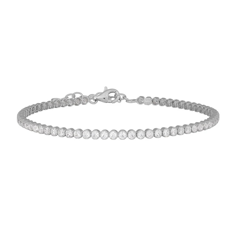 Dieses elegante Damen-Tennisarmband aus 925 Sterling Silber, wahlweise vergoldet oder in Silber, mit durchgehend gefassten Zirkonia-Steinen und verstellbarer Länge ist ideal für stilbewusste Frauen.