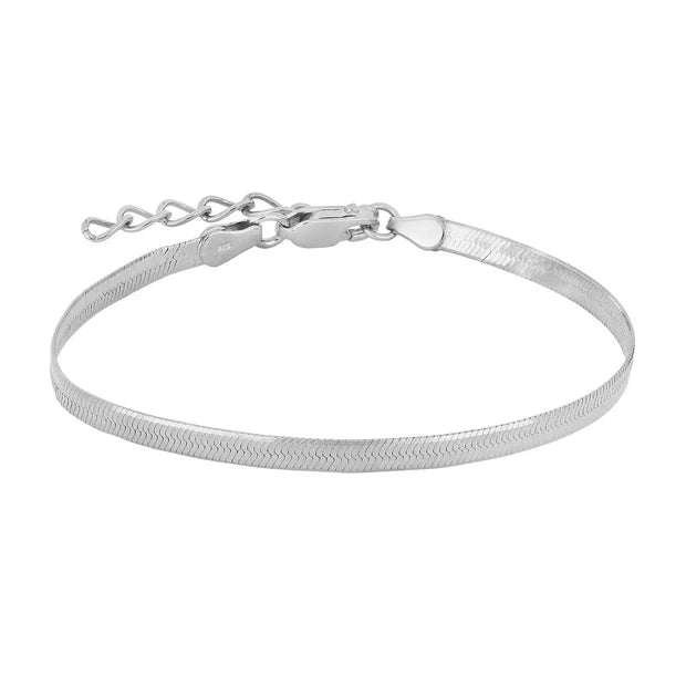 Das Produktbild zeigt eine flache Schlangenkette für Damen aus 925 Sterling Silber, wahlweise vergoldet, mit weich anschmiegsamem Verlauf als vielseitiges Basic-Schmuckstück für Alltag und besondere Anlässe.