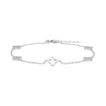 Das Bild zeigt ein filigranes Damenarmband aus 925 Sterling Silber, wahlweise vergoldet, mit mehreren offenen Kleeblatt-Elementen als Symbol für Harmonie und Glück, ideal für stilbewusste Frauen im Alltag und zu besonderen Anlässen.