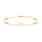 Das Bild zeigt ein filigranes Damenarmband aus 925 Sterling Silber, wahlweise vergoldet, mit mehreren offenen Kleeblatt-Elementen als Symbol für Harmonie und Glück, ideal für stilbewusste Frauen im Alltag und zu besonderen Anlässen.