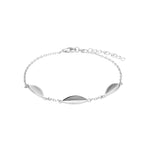 Abgebildet ist ein zartes Damenarmband aus 925 Sterling Silber mit drei stilisierten Blätter-Elementen und feiner Ankerkette, ideal für modebewusste Frauen im Alltag und zu besonderen Anlässen.