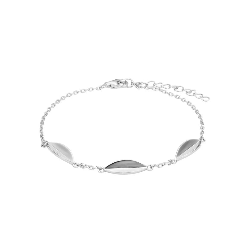 Abgebildet ist ein zartes Damenarmband aus 925 Sterling Silber mit drei stilisierten Blätter-Elementen und feiner Ankerkette, ideal für modebewusste Frauen im Alltag und zu besonderen Anlässen.