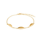 Abgebildet ist ein zartes Damenarmband aus 925 Sterling Silber mit drei stilisierten Blätter-Elementen und feiner Ankerkette, ideal für modebewusste Frauen im Alltag und zu besonderen Anlässen.