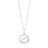 Diese Halskette aus 925 Sterling Silber zeigt einen runden Anhänger mit integriertem, teilweise kristallbesetztem Herz und ist als elegantes Damenschmuckstück gestaltet.