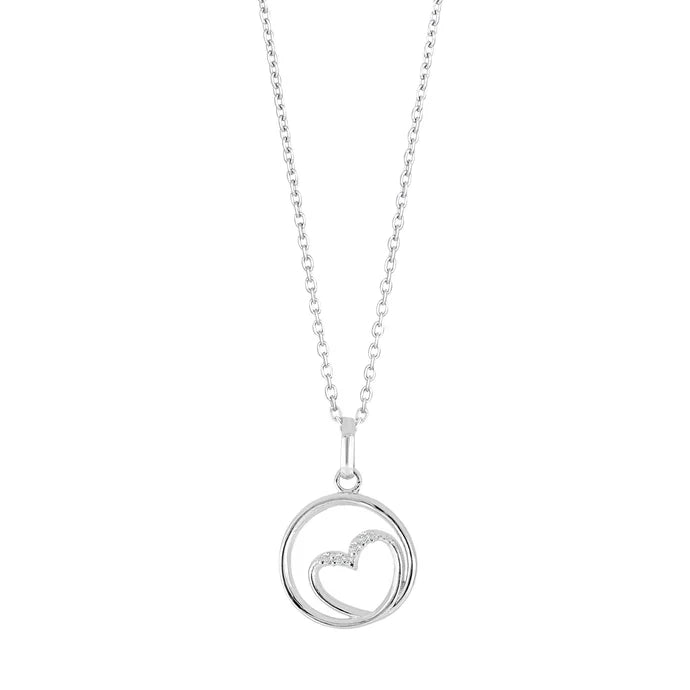 Diese Halskette aus 925 Sterling Silber zeigt einen runden Anhänger mit integriertem, teilweise kristallbesetztem Herz und ist als elegantes Damenschmuckstück gestaltet.