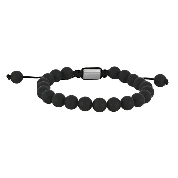 Das Bild zeigt ein Herrenarmband aus matten schwarzen Achatperlen mit verstellbarem schwarzem Textilband und Edelstahl-Element, das für modebewusste Männer im Alltag und zu besonderen Anlässen designt ist.