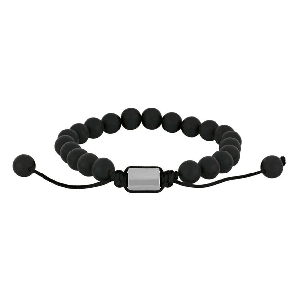 Das Bild zeigt ein Herrenarmband aus matten schwarzen Achatperlen mit verstellbarem schwarzem Textilband und Edelstahl-Element, das für modebewusste Männer im Alltag und zu besonderen Anlässen designt ist.
