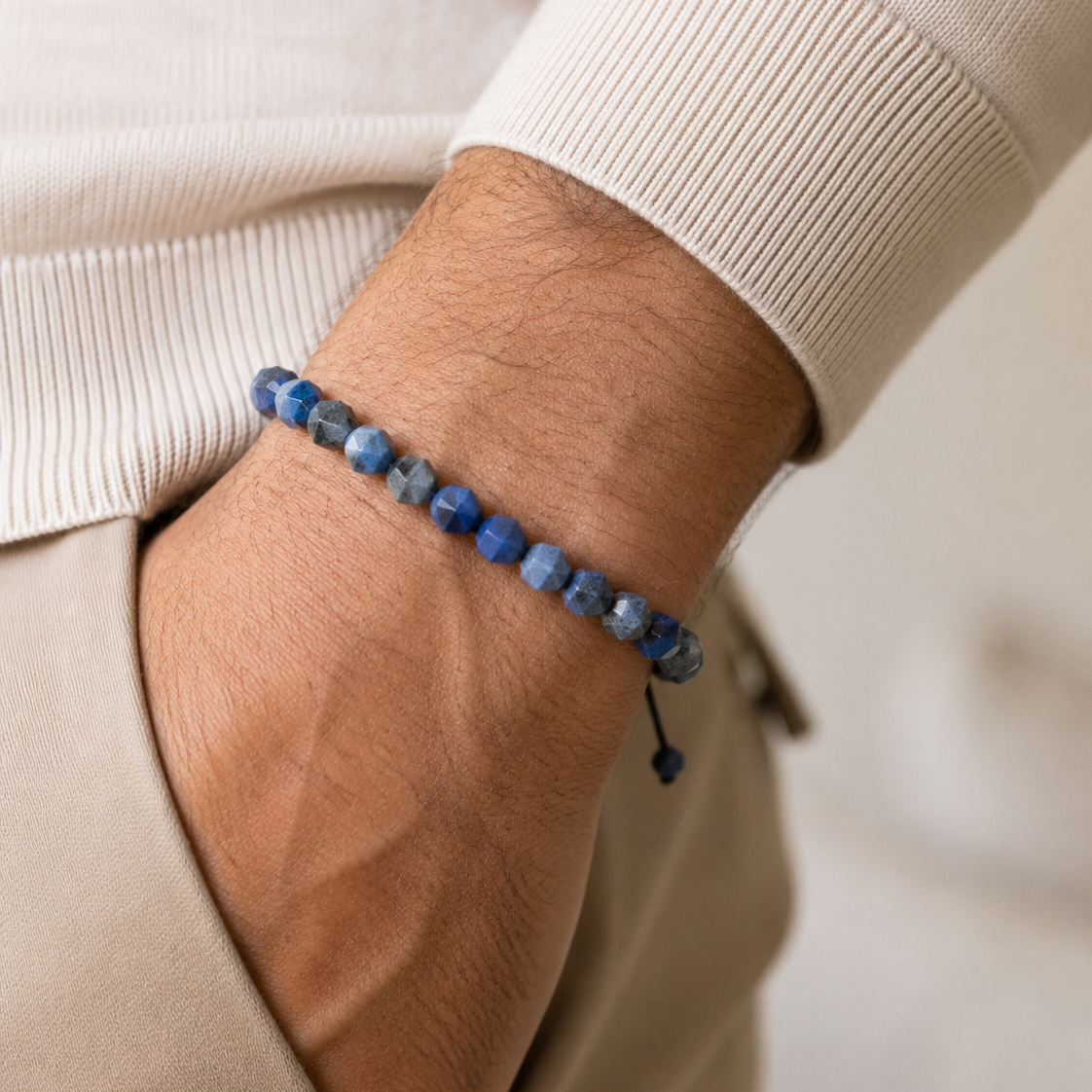 SON Herrenarmband aus 8 mm Sodalit-Natursteinperlen, natürlich getragen am Handgelenk zu hellem Strick im cleanen Lifestyle-Look