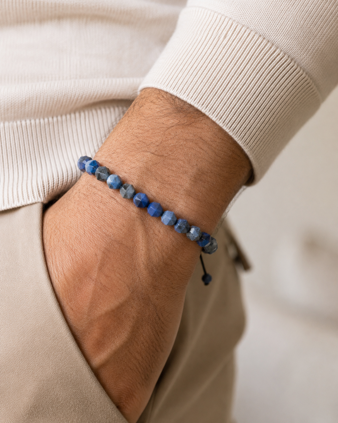 SON Herrenarmband aus 8 mm Sodalit-Natursteinperlen, natürlich getragen am Handgelenk zu hellem Strick im cleanen Lifestyle-Look