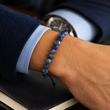 SON Herrenarmband aus 8 mm Sodalit-Natursteinperlen, kombiniert mit Uhr, Hemd und Sakko im gepflegten Smart-Casual-Look