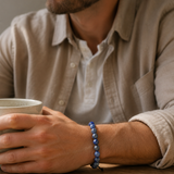 SON Herrenarmband mit 8 mm Sodalit-Perlen, alltagstauglich getragen beim Halten einer Keramiktasse im natürlichen Lifestyle-Look