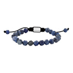 Verstellbares Herren Armband aus facettierten blauen Sodalit-Perlen mit schwarzem Zugband und poliertem Edelstahl-Zwischenteil auf weißem Hintergrund.