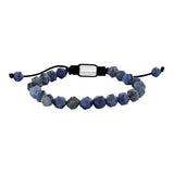 Verstellbares Herren Armband aus facettierten blauen Sodalit-Perlen mit schwarzem Zugband und poliertem Edelstahl-Zwischenteil auf weißem Hintergrund.
