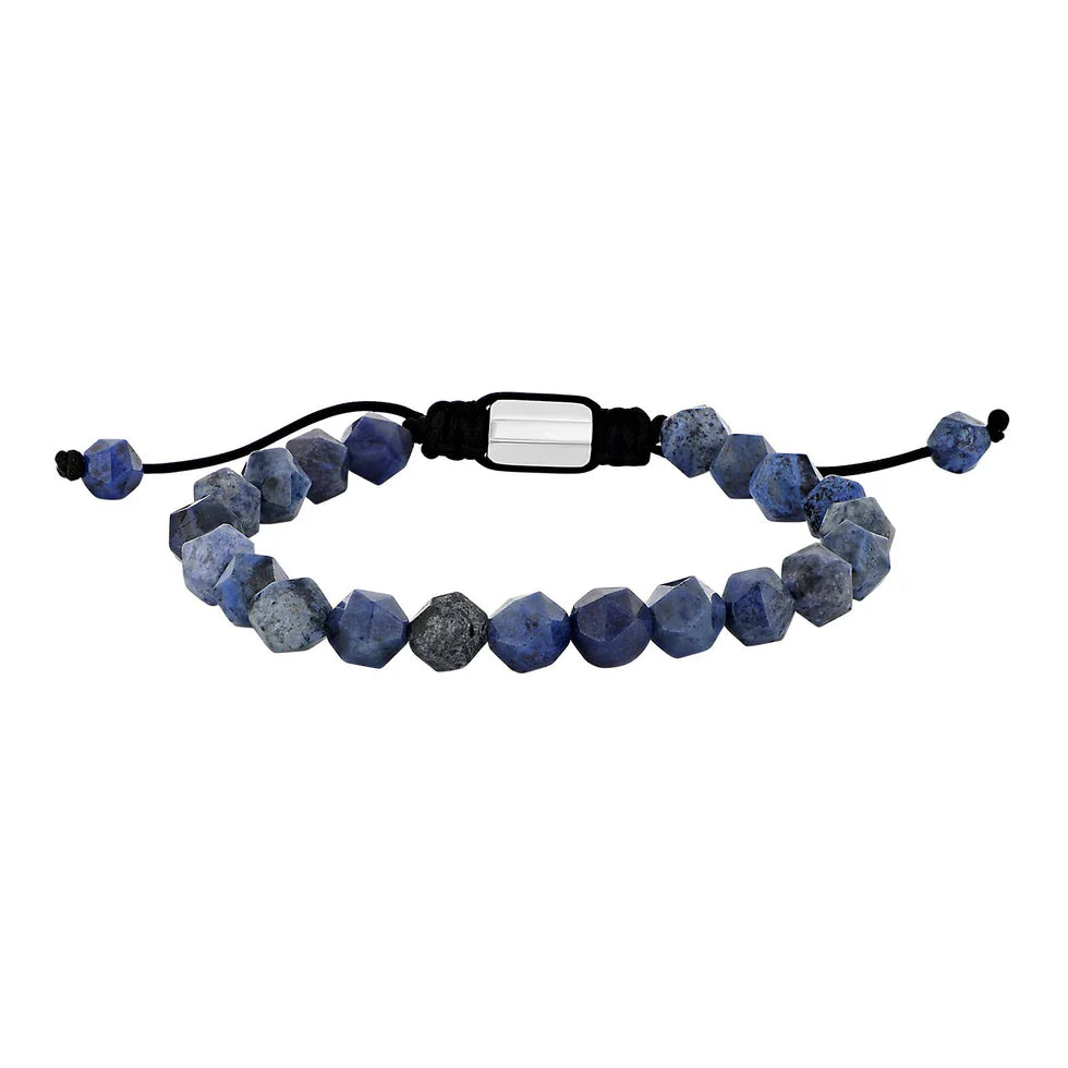 Verstellbares Herren Armband aus facettierten blauen Sodalit-Perlen mit schwarzem Zugband und poliertem Edelstahl-Zwischenteil auf weißem Hintergrund.