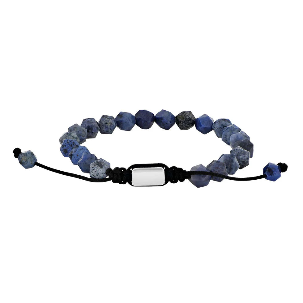 Verstellbares Herren Armband aus facettierten blauen Sodalit-Perlen mit schwarzem Zugband und poliertem Edelstahl-Zwischenteil auf weißem Hintergrund.