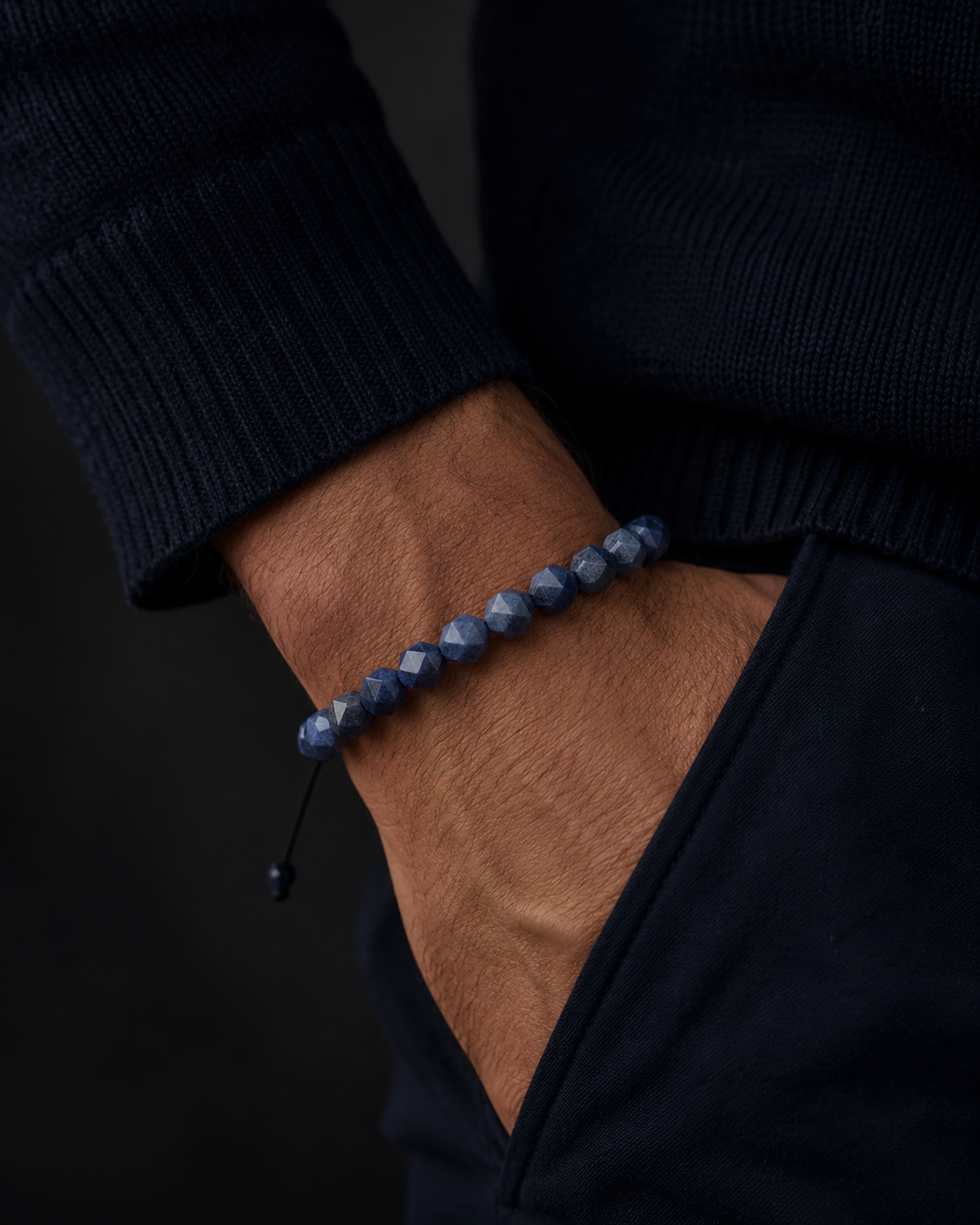 SON Herrenarmband mit 8 mm Sodalit-Perlen, markant getragen zu dunklem Strick im maskulinen Premium-Look