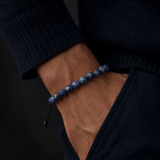 SON Herrenarmband mit 8 mm Sodalit-Perlen, markant getragen zu dunklem Strick im maskulinen Premium-Look