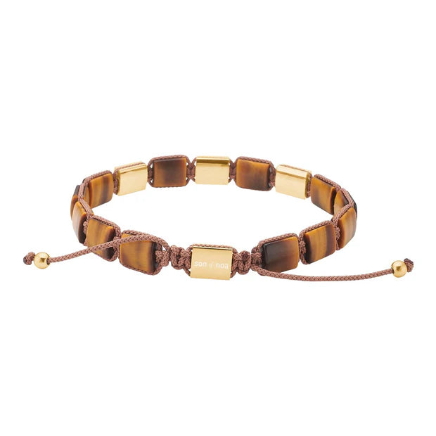Das Bild zeigt ein verstellbares Herrenarmband aus rechteckigen Tigerauge-Steinen mit goldfarbenen Edelstahlelementen und braunem Makramee-Band für modebewusste Männer.