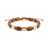 Das Bild zeigt ein verstellbares Herrenarmband aus rechteckigen Tigerauge-Steinen mit goldfarbenen Edelstahlelementen und braunem Makramee-Band für modebewusste Männer.
