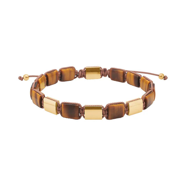 Das Bild zeigt ein verstellbares Herrenarmband aus rechteckigen Tigerauge-Steinen mit goldfarbenen Edelstahlelementen und braunem Makramee-Band für modebewusste Männer.
