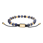 Das Bild zeigt ein verstellbares Unisex-Perlenarmband aus mattem blauem Sodalith mit silbernen oder goldfarbenen Edelstahlelementen und schwarzer Textilkordel für stilbewusste Damen und Herren.