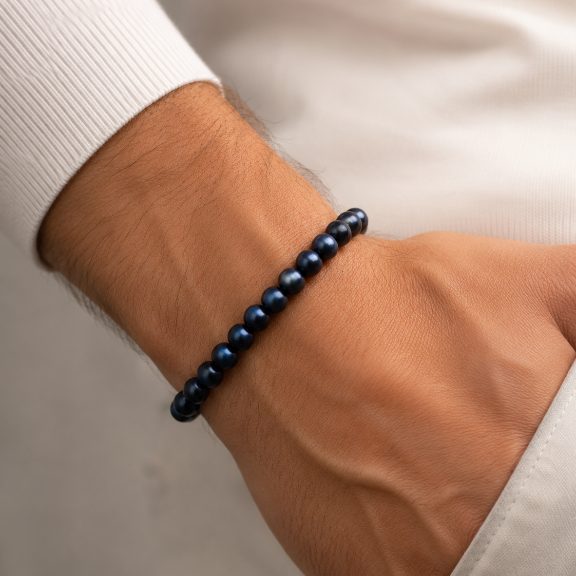 SON Herrenarmband mit 6 mm blauen Tigerauge-Natursteinperlen, natürlich getragen am Handgelenk zu hellem Strick