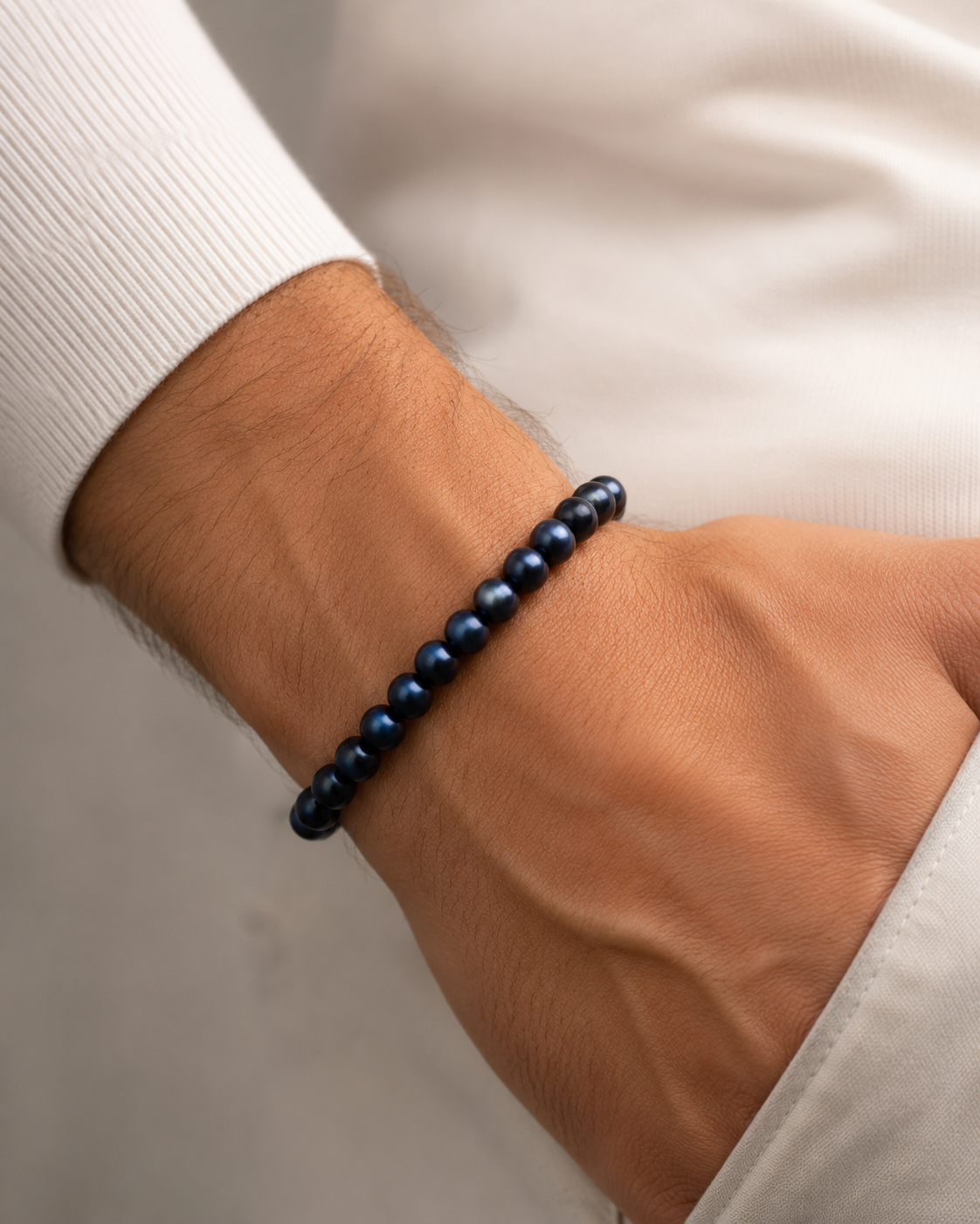 SON Herrenarmband mit 6 mm blauen Tigerauge-Natursteinperlen, natürlich getragen am Handgelenk zu hellem Strick