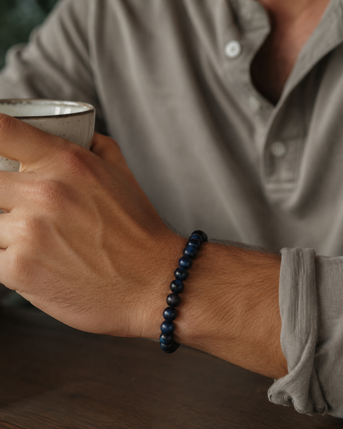 SON Herrenarmband aus 6 mm blauem Tigerauge, alltagstauglich getragen beim Halten einer Keramiktasse