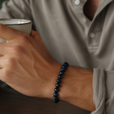 SON Herrenarmband aus 6 mm blauem Tigerauge, alltagstauglich getragen beim Halten einer Keramiktasse