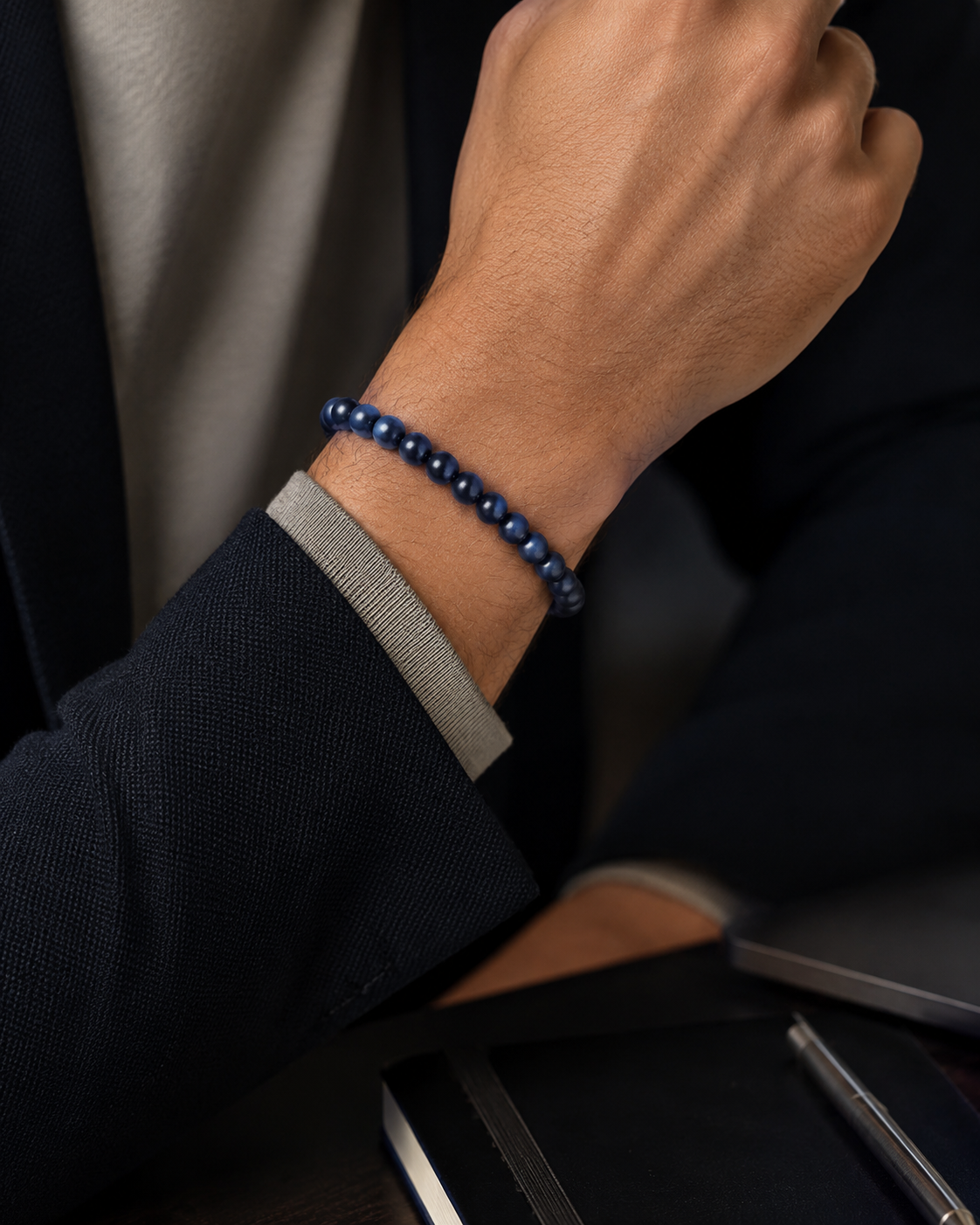 SON Herrenarmband mit 6 mm blauen Tigerauge-Perlen, kombiniert mit Hemd und Sakko im Smart-Casual-Look