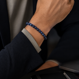 SON Herrenarmband mit 6 mm blauen Tigerauge-Perlen, kombiniert mit Hemd und Sakko im Smart-Casual-Look
