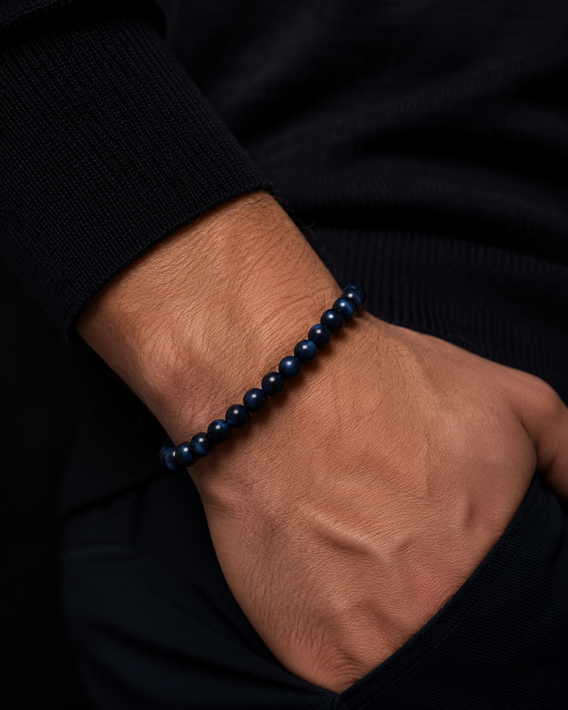 SON Herrenarmband aus 6 mm blauem Tigerauge, markant getragen zu dunkler Kleidung im maskulinen Premium-Look