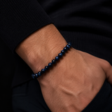 SON Herrenarmband aus 6 mm blauem Tigerauge, markant getragen zu dunkler Kleidung im maskulinen Premium-Look
