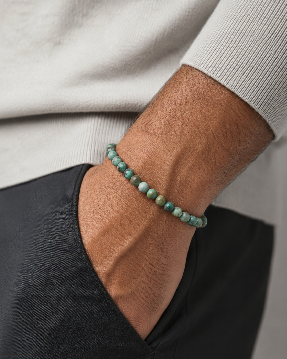 SON Herrenarmband mit 6 mm African-Turquoise-Natursteinperlen, natürlich getragen am Handgelenk zu hellem Strick