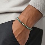 SON Herrenarmband mit 6 mm African-Turquoise-Natursteinperlen, natürlich getragen am Handgelenk zu hellem Strick