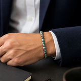 SON Herrenarmband mit 6 mm African-Turquoise-Natursteinperlen, kombiniert mit Hemd und Sakko im Smart-Casual-Look