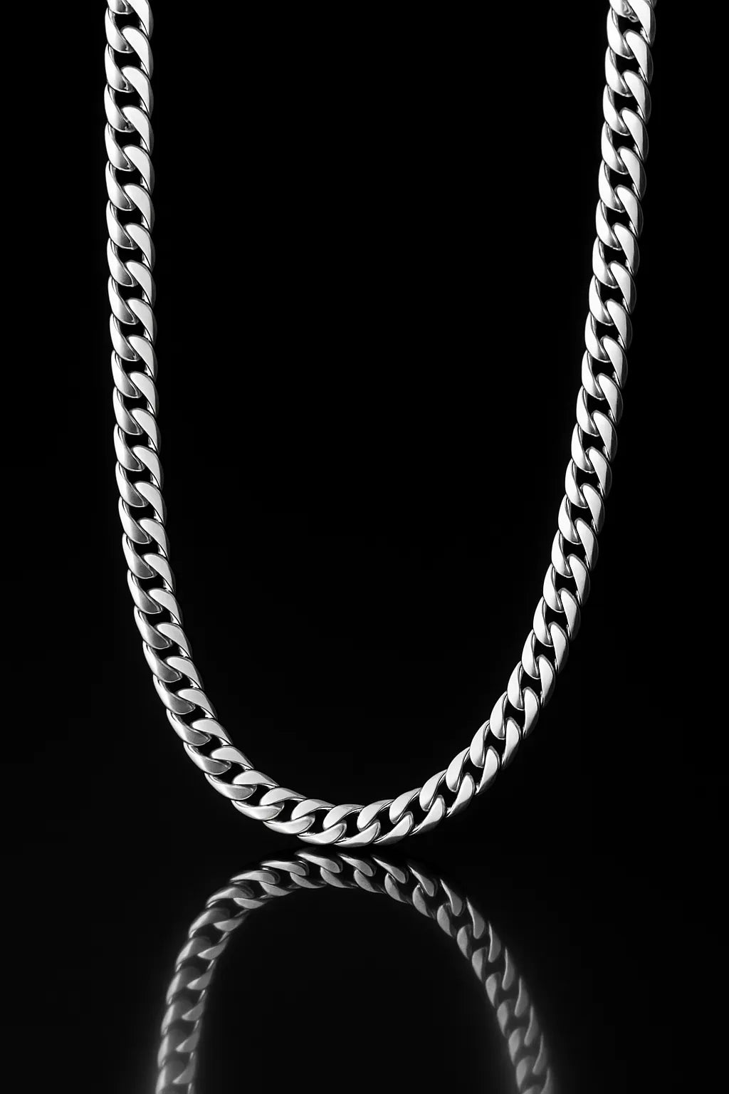 Herren-Edelstahlkette, Panzerkette, Studioaufnahme auf spiegelndem schwarzen Untergrund (Low-Key), polierte Glieder, detailreiches Produktfoto.