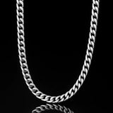 Herren-Edelstahlkette, Panzerkette, Studioaufnahme auf spiegelndem schwarzen Untergrund (Low-Key), polierte Glieder, detailreiches Produktfoto.