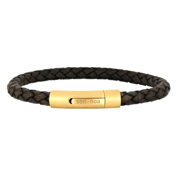 Geflochtenes Herrenarmband aus echtem Kalbsleder mit goldfarbenem Edelstahl-Magnetverschluss, ideal für stilbewusste Männer im Alltag und zu besonderen Anlässen.