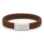 Breit geflochtenes braunes Herrenarmband aus Kalbsleder mit mattem Edelstahl-Magnetverschluss, freigestellt auf weißem Hintergrund.
