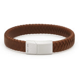 Breit geflochtenes braunes Herrenarmband aus Kalbsleder mit mattem Edelstahl-Magnetverschluss, freigestellt auf weißem Hintergrund.