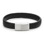 Breit geflochtenes schwarzes Herrenarmband aus Kalbsleder mit mattem Edelstahl-Magnetverschluss, vor weißem Hintergrund freigestellt.