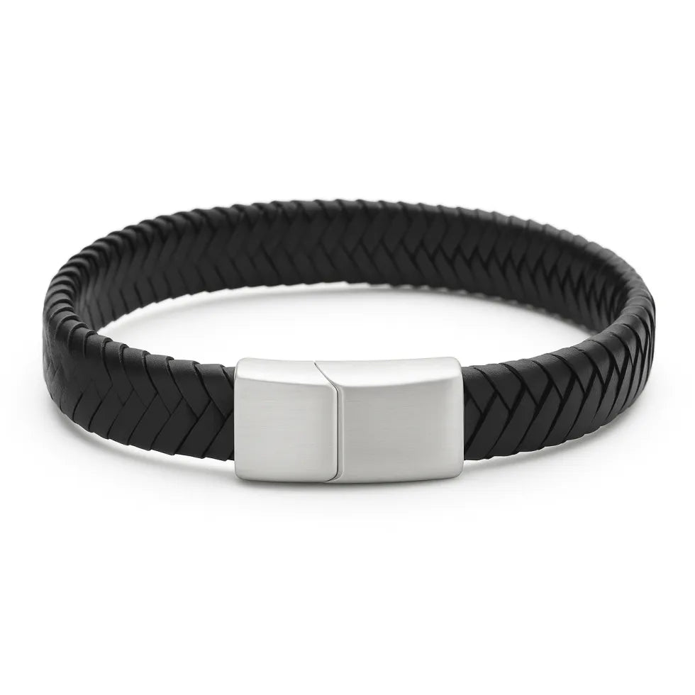 Breit geflochtenes schwarzes Herrenarmband aus Kalbsleder mit mattem Edelstahl-Magnetverschluss, vor weißem Hintergrund freigestellt.