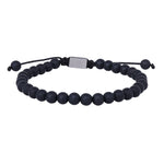 Das Bild zeigt ein verstellbares Herrenarmband aus runden schwarzen Onyx-Perlen mit Edelstahl-Element und Makramee-Band, das Männern einen sportlich-eleganten Look verleiht.