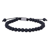 Das Bild zeigt ein verstellbares Herrenarmband aus runden schwarzen Onyx-Perlen mit Edelstahl-Element und Makramee-Band, das Männern einen sportlich-eleganten Look verleiht.