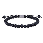 Das Bild zeigt ein verstellbares Herrenarmband aus runden schwarzen Onyx-Perlen mit Edelstahl-Element und Makramee-Band, das Männern einen sportlich-eleganten Look verleiht.