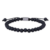 Das Bild zeigt ein verstellbares Herrenarmband aus runden schwarzen Onyx-Perlen mit Edelstahl-Element und Makramee-Band, das Männern einen sportlich-eleganten Look verleiht.