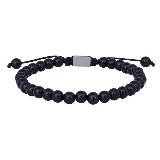 Das Bild zeigt ein verstellbares Herrenarmband aus runden schwarzen Onyx-Perlen mit Edelstahl-Element und Makramee-Band, das Männern einen sportlich-eleganten Look verleiht.