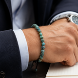 SON Herrenarmband mit 6 mm African-Turquoise-Natursteinperlen, kombiniert mit Hemd, Sakko und Uhr im Smart-Casual-Look
